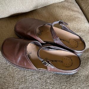 Womens EUC womens 7 1/2 Thom McAn brown leather sandals with strap!!